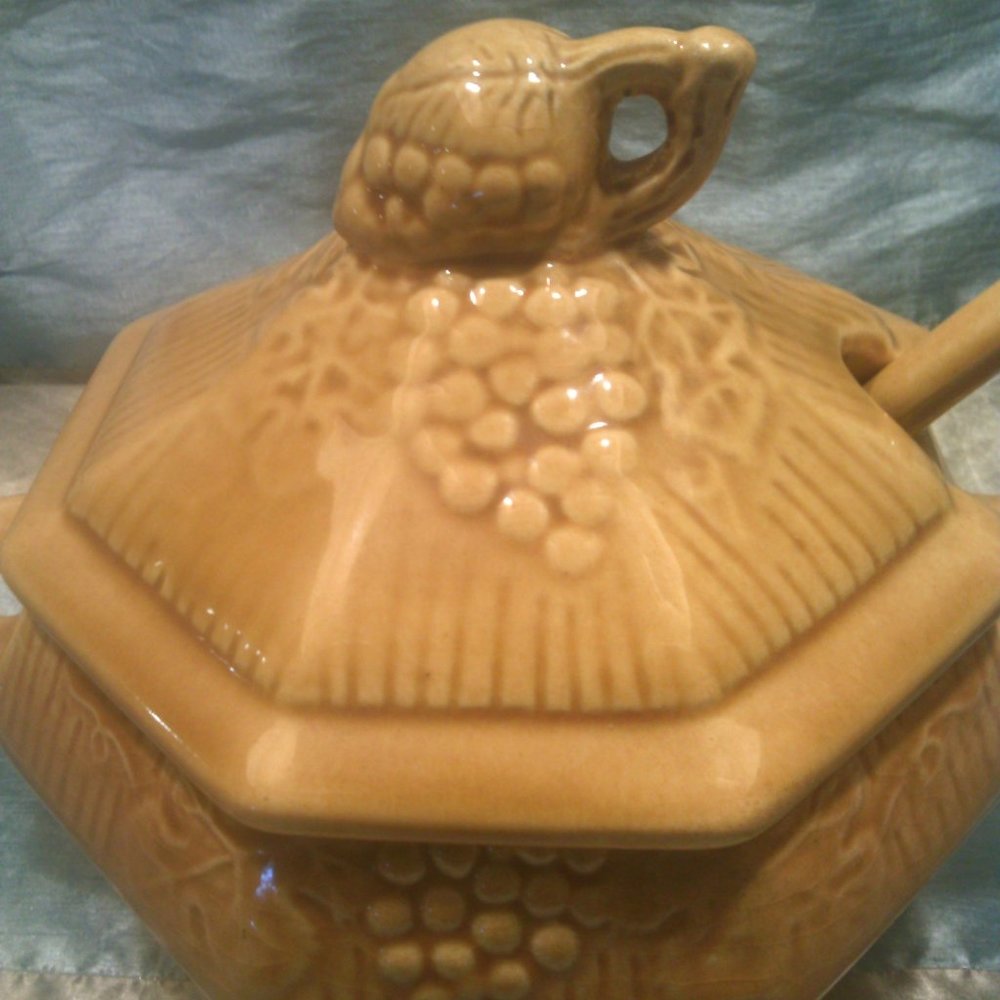 Vintage Golden Yellow Soup Tureen With Ladlle ( Marked Calif USA 410 ) - Picture 2 of 10